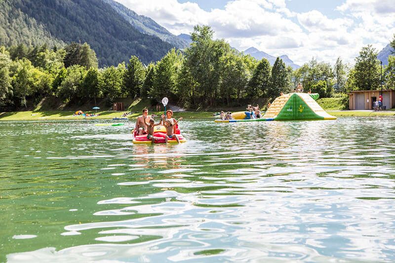 Badesee Ried im Sommer – Familie beim Tretboot fahren 