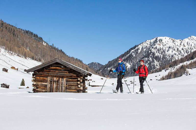 Schneeschuhwandern auf der Höhenloipe Tschey