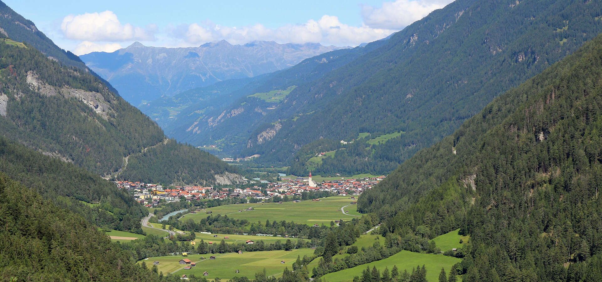 Pfunds im Sommer einbettet in den Bergen